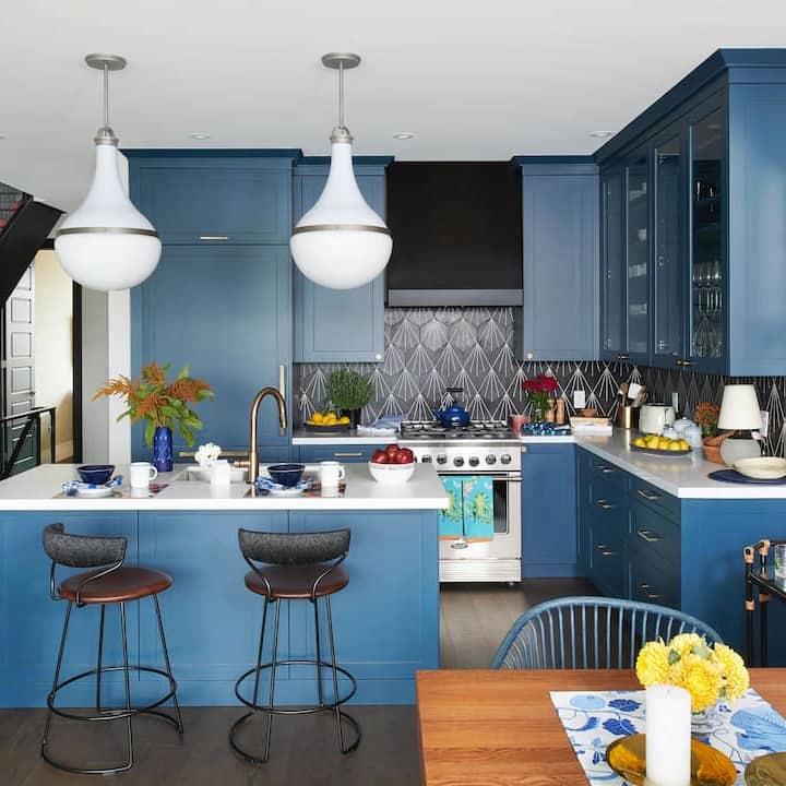 Modern blue kitchen with brass handles  Navy blue kitchen cabinets, Dark blue  kitchens, Kitchen room design